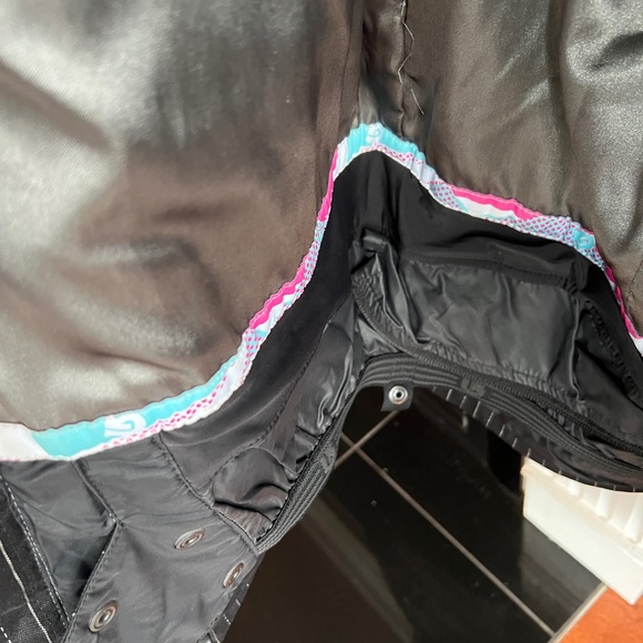 Burton women’s ski jacket - like new - Picture 5 of 7